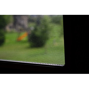 Moskitiera na okno z roletą zewnętrzną – czy się sprawdzi?