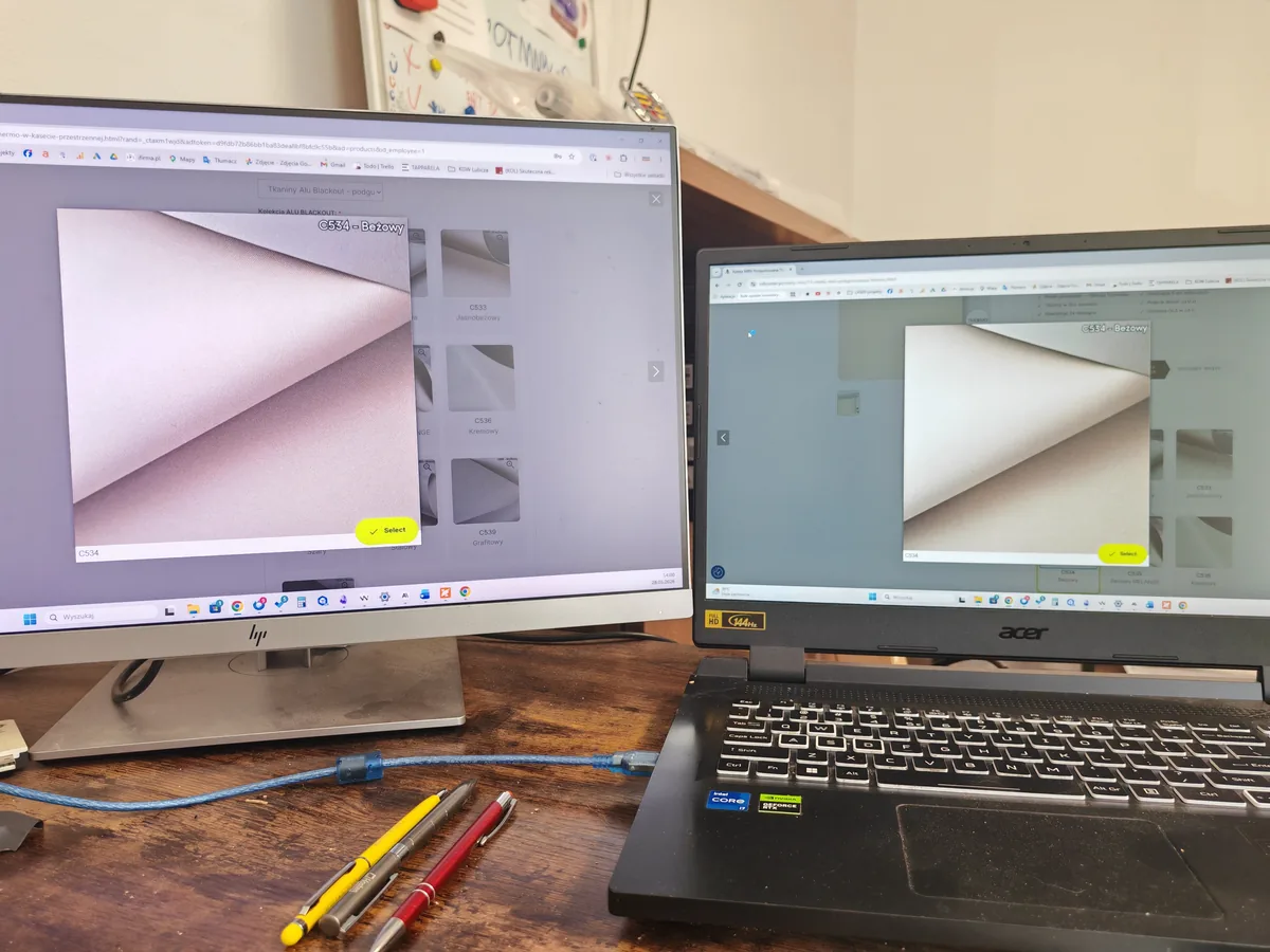 Tkanina C534 Beżowy na monitorze biurowym i na laptopie — na monitorze liliowa, na laptopie prawie szara